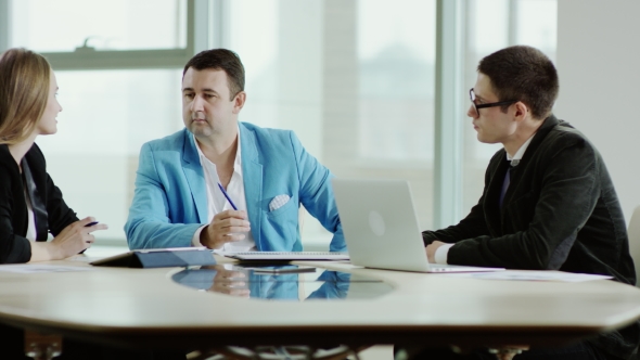 Business Team Discussing a Project alt