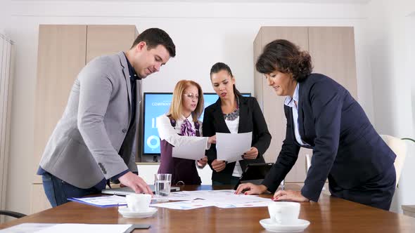 Business People Brainstormin New Ideas alt