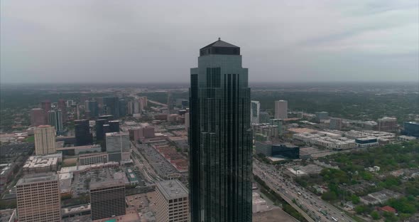 This video is about an aerial view of the Williams Tower and Galleria Mall area in Houston, Texas. T alt