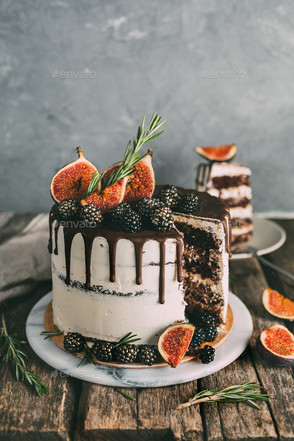 Chocolate cake with figs and blackberries