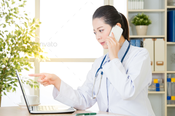 Doctor explain patient\'s condition by smart phone and computer