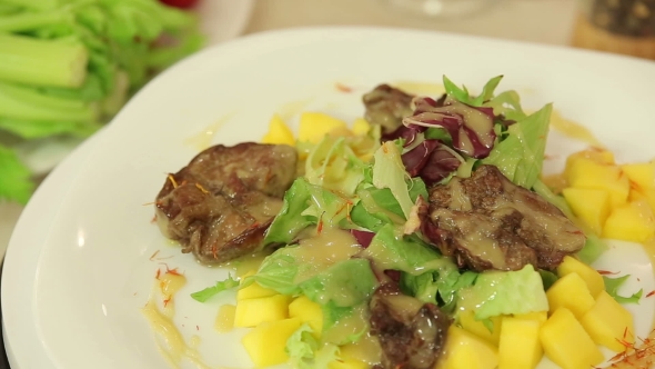 Salad With Chicken Liver And Mango alt