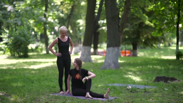 The Girl Follows Directions Her Yoga Instructor. alt