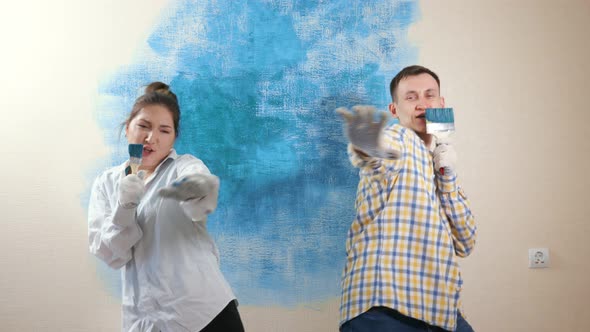 Amazed Couple Dances Pretends Singing Into Brushes As Mics alt