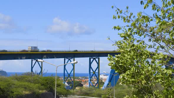 Vehicles driving over the Queen Juliana Bridge in Willemstad on the Caribbean island of Curacao. Med alt