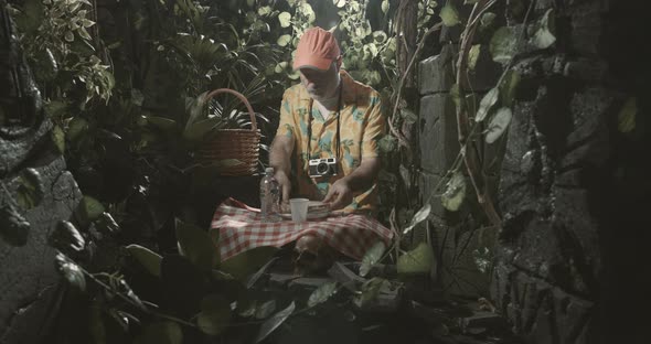 Tourist preparing a picnic in the jungle