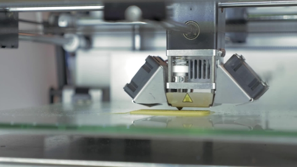 3D Printer Creating Model alt