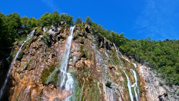 Detailed View Of The Beautiful Waterfalls In Plitvice National Park alt