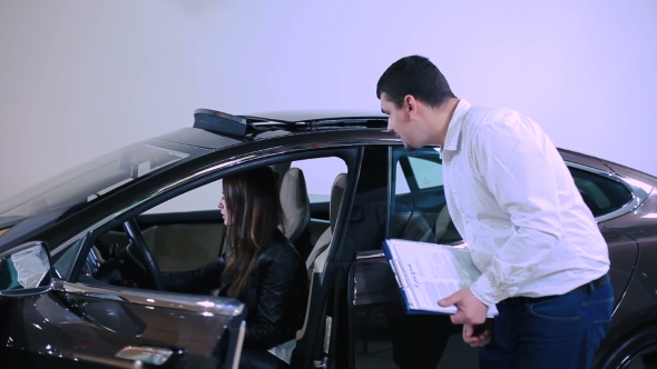 The Girl Open The Sunroof Of The Electric Car alt
