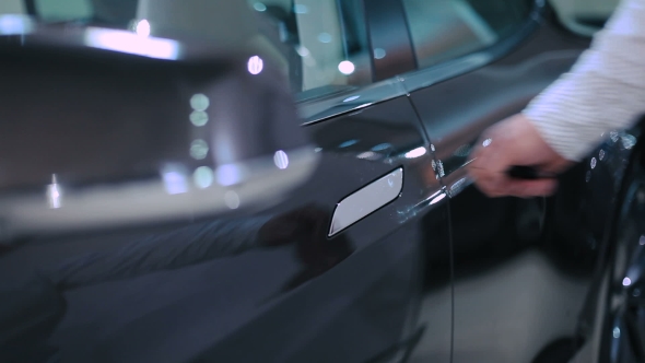 Man Open The Car's Door alt