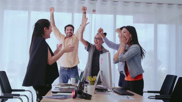 Successful Business People Celebrating Project Success at Office alt