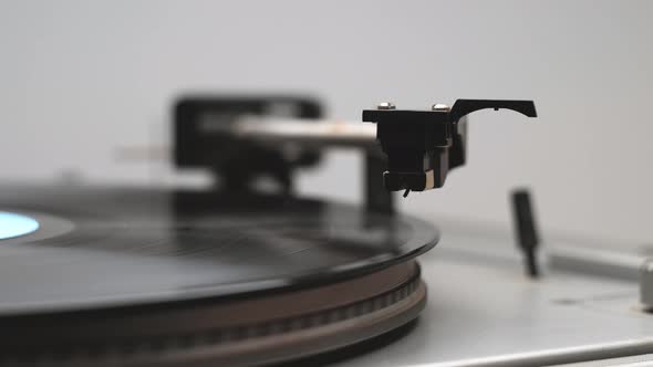 Close Up Of A Tone Arm And Spinning Vinyl Record And Its Start First Song alt