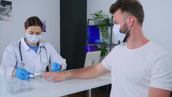 Medical Checkup and Measuring Saturation of Oxygen to Rule Out Coronavirus alt