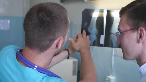 Medic Consult with Each Other alt