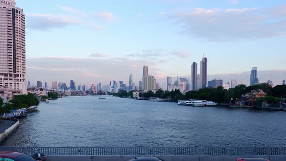 4K Time lapse, Boat traffic in the Chao Phraya River in the city center alt