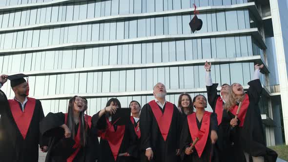 High University Graduates Rejoice at the End of Their Studies People of Different Ages and Races in alt