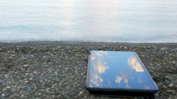 The Mobile Phone Is About The Pebble Beach Of The Ocean