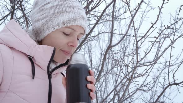 Hold Warm Thermos in Winter alt
