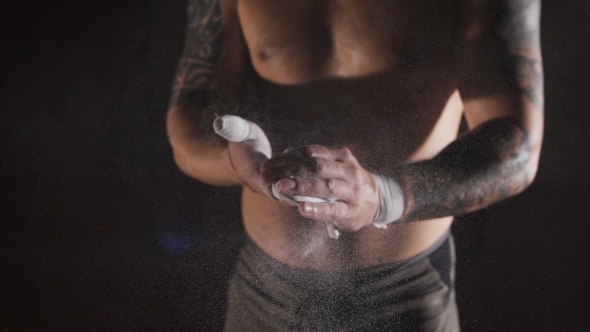 Strong Man Applying Magnesia Powder On His Palms And Going To Do Crossfit Training At The Gym In alt