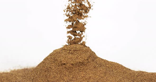 Green pepper, piper nigrum, spice falling on white background, slow motion 4K alt