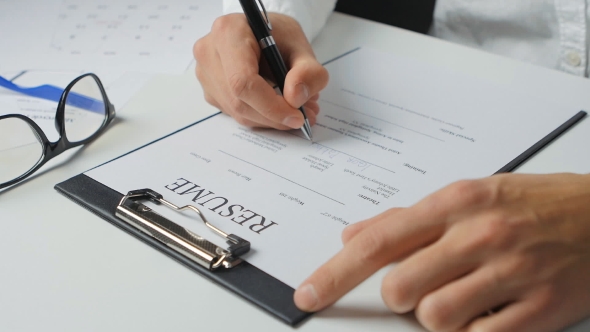 Man Fill In And Signs The Summary alt