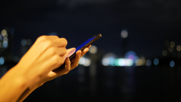 Use Smartphone In City Night alt