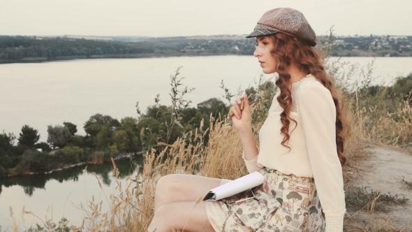 Student Or Writer On The Nature Concept alt