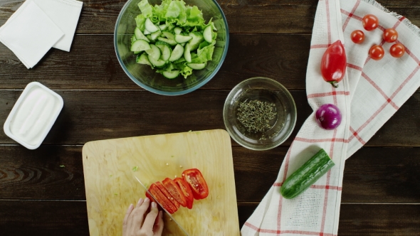 Slicing a Pepper To Add To a Salad alt