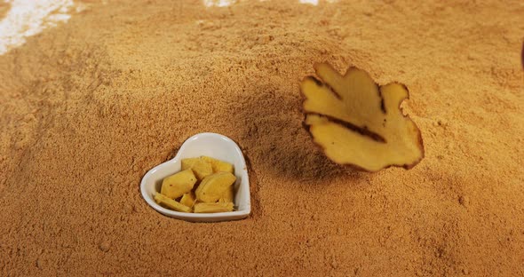 Ginger, Zingiber officinale, Root and Powder against White Background, Slow Motion 4K alt