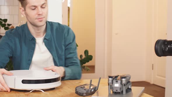 Modern Blogger Shows and Talks About His Purchase on Camera He Wants To Be Useful alt