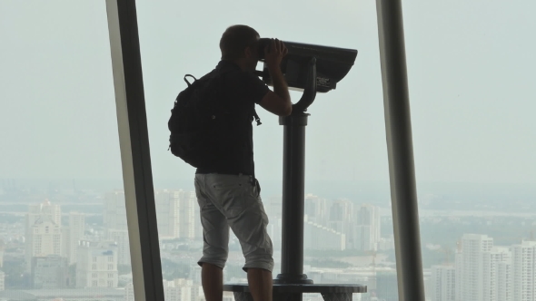 Turis Looking Through Binoculars on Observation Deck in Tower Ho Chi Minh City 3 alt