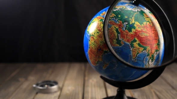 Magnifying Glass at the Globe. alt