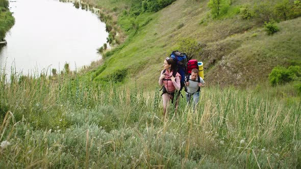 Happy Couple Man and Woman in the Mountains Travel in Search of a Vacation Spot alt