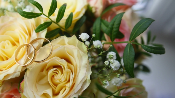 Wedding Rings on Flowers - Changing Light alt