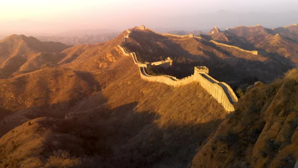 Flying over the Great Wall of China alt