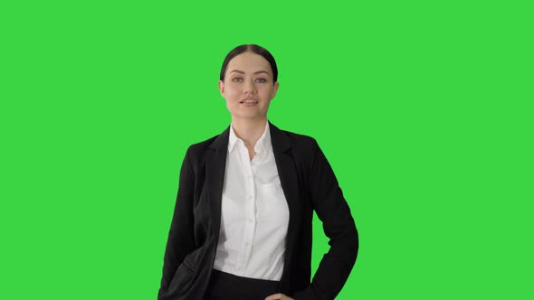 Smiling Young Business Woman Doing a Cheerful Walk on a Green Screen, Chroma Key alt