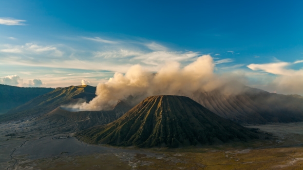 Sunrise at Mount Bromo Volcano, East Java, Indonesia alt
