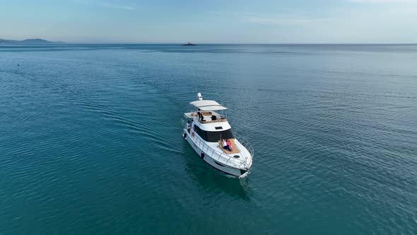 A couple rides a yacht aerial view 4 K Turkey Alanya alt