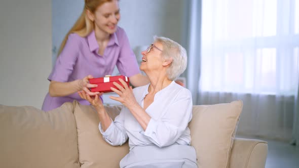 Daughter and mother on mother's day alt