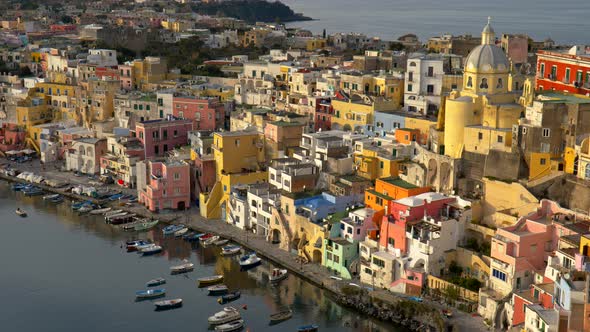 Marvelous Sunset View of Island of Procida. Naples, Italy. Colourful Italian Houses in Corriccella alt
