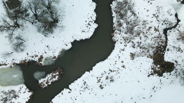 City park in winter. A meandering river is visible. Winter cityscape. Aerial photography. alt