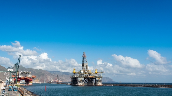 Drilling Platform in the Port alt