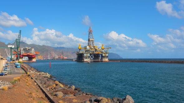 Drilling Platform in the Port alt