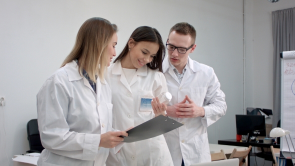 Medical Team Discussing What Pills To Prescribe alt