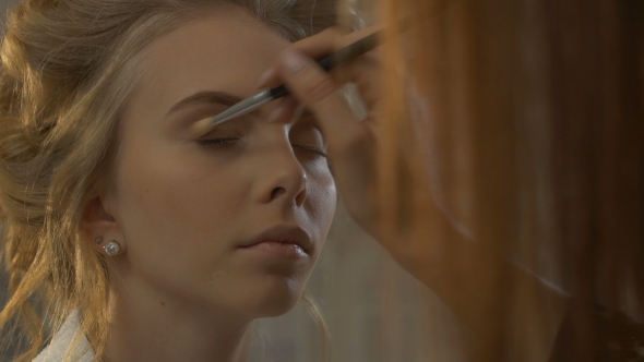 Makeup Artist Leads the Eye alt