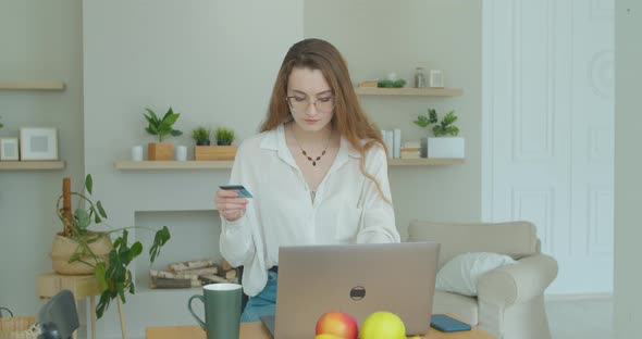 Online Banking with Smart Phone. Lifestyle. Easy Pay Using Smart Phone or Digital Device alt