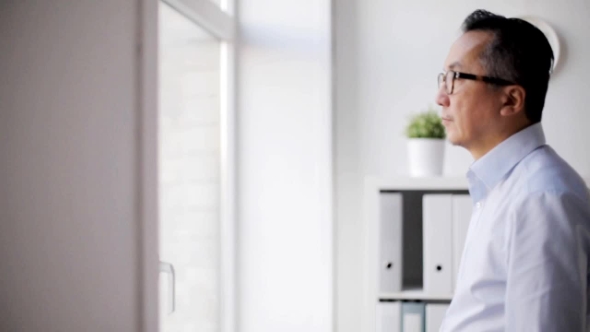 Businessman Thinking at Office 45 alt