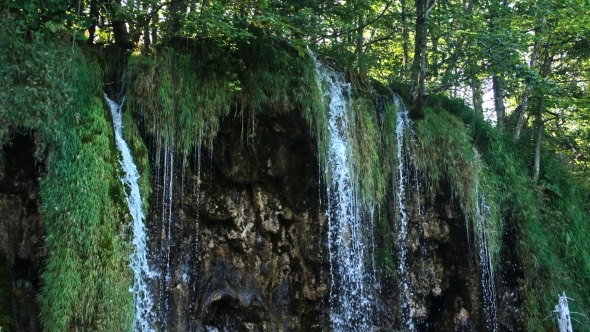 Picturesque Waterfalls Scenery in Plitvice Lakes National Park alt