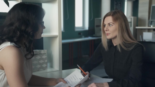 In the Office, a Young Woman Is Interviewed in a Female Boss alt