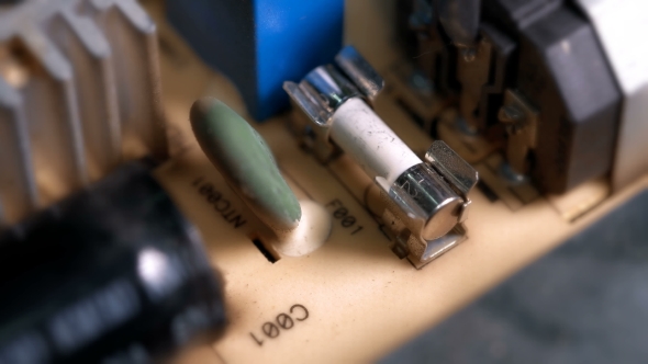 Man Puts a Fuse in the Device alt